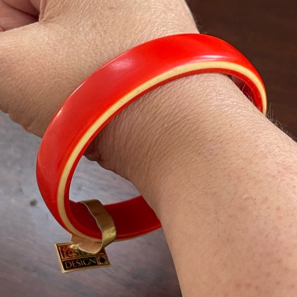 1980s Festival Design red & yellow lucite bangle bracelet - Picture 5 of 6